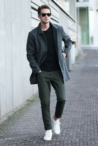 Look alla moda per uomo: Soprabito grigio scuro, Maglione girocollo nero, Chino verde scuro, Sneakers basse bianche