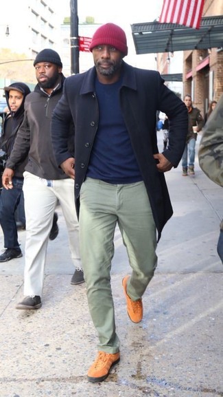 Look di Idris Elba: Soprabito blu scuro, Maglione girocollo blu scuro, Chino verde menta, Sneakers basse terracotta