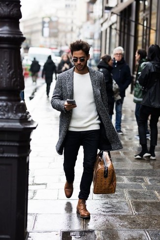 Look alla moda per uomo: Soprabito grigio, Maglione girocollo bianco, Chino neri, Stivali casual in pelle marroni