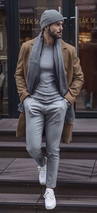 Quale maglione girocollo indossare con un soprabito marrone chiaro: Potresti abbinare un soprabito marrone chiaro con un maglione girocollo per un look da sfoggiare sul lavoro. Se non vuoi essere troppo formale, scegli un paio di sneakers basse di tela bianche.