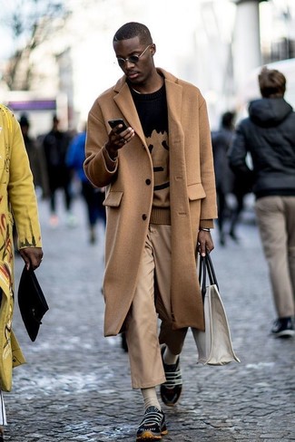 Look alla moda per uomo: Soprabito marrone chiaro, Maglione girocollo stampato nero, Chino marrone chiaro, Scarpe sportive nere