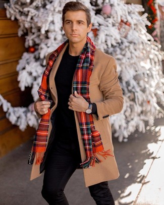 Come indossare e abbinare una sciarpa rossa per un uomo di 30 anni in autunno 2024: Scegli un outfit composto da un soprabito marrone chiaro e una sciarpa rossa per un outfit rilassato ma alla moda. È buona scelta per l’autunno!