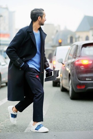Come indossare e abbinare un soprabito con sneakers basse per un uomo di 40 anni: Metti un soprabito e chino blu scuro per un look da sfoggiare sul lavoro. Se non vuoi essere troppo formale, calza un paio di sneakers basse.