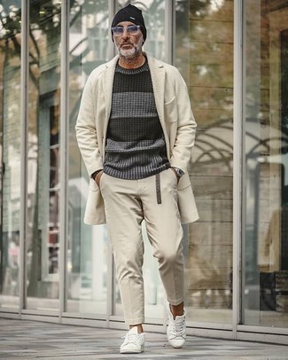 Quale sneakers basse indossare con un maglione girocollo grigio per un uomo di 50 anni: Metti un maglione girocollo grigio e chino beige per un look trendy e alla mano. Prova con un paio di sneakers basse per avere un aspetto più rilassato.