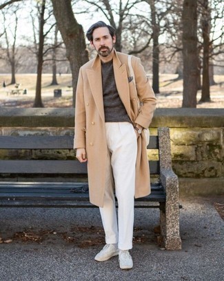 Quale maglione girocollo indossare con un soprabito beige per un uomo di 30 anni in modo smart-casual: Mostra il tuo stile in un soprabito beige con un maglione girocollo, perfetto per il lavoro. Scegli uno stile casual per le calzature con un paio di sneakers basse di tela bianche.