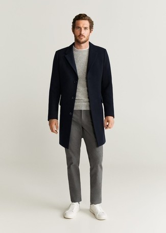Look alla moda per uomo: Soprabito blu scuro, Maglione girocollo grigio, Chino grigi, Sneakers basse di tela bianche