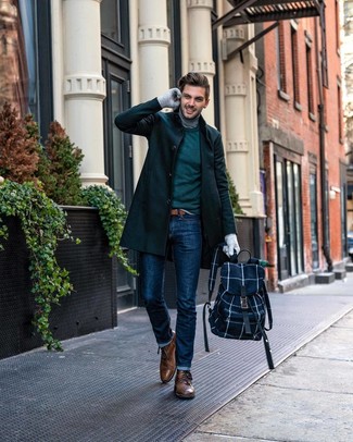 Quale jeans indossare con stivali casual marroni per un uomo di 30 anni quando fa gelo: Indossa un soprabito verde scuro con jeans per essere elegante ma non troppo formale. Stivali casual marroni sono una validissima scelta per completare il look.