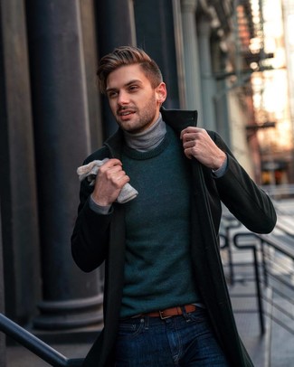 Quale maglione girocollo indossare con un dolcevita grigio per un uomo di 30 anni in modo smart-casual: Punta su un maglione girocollo e un dolcevita grigio per un outfit comodo ma studiato con cura.
