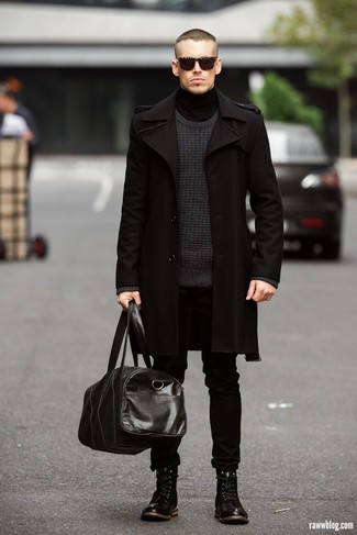 Quale maglione girocollo indossare con un soprabito nero per un uomo di 30 anni: Potresti abbinare un soprabito nero con un maglione girocollo per creare un look smart casual. Abbina questi abiti a un paio di stivali casual in pelle neri.