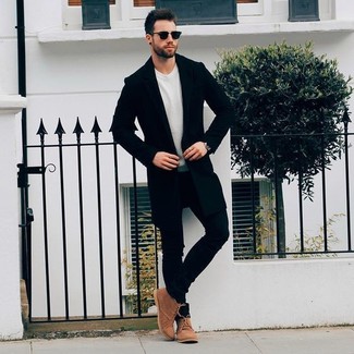 Quale jeans indossare con chukka marroni quando fa gelo in modo smart-casual: Prova ad abbinare un soprabito nero con jeans per un look raffinato per il tempo libero. Per un look più rilassato, mettiti un paio di chukka marroni.
