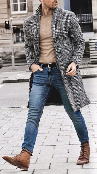 Come indossare e abbinare un maglione girocollo con jeans per un uomo di 30 anni quando fa gelo in modo smart-casual: Scegli un outfit composto da un maglione girocollo e jeans per un look raffinato per il tempo libero. Opta per un paio di stivaletti brogue in pelle marroni per un tocco virile.