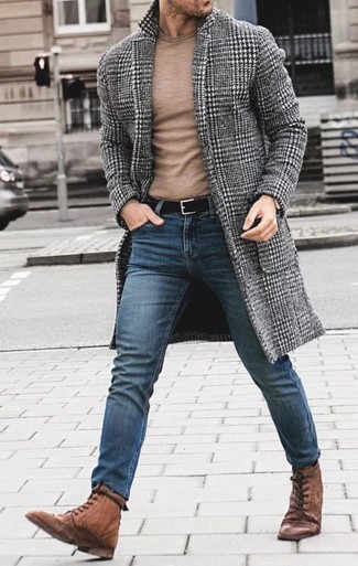 Quale jeans aderenti indossare con stivali casual marroni per un uomo di 30 anni: Indossa un soprabito con motivo pied de poule grigio e jeans aderenti per un look spensierato e alla moda. Mostra il tuo gusto per le calzature di alta classe con un paio di stivali casual marroni.