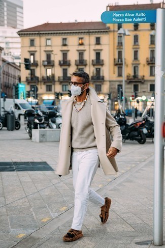 Trend da uomo 2024 quando fa freddo: Indossa un soprabito beige con jeans bianchi per un look davvero alla moda. Un paio di mocassini con nappine di tela marroni darà un tocco di forza e virilità a ogni completo.