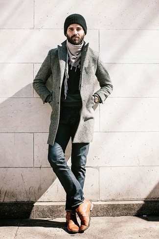 Come indossare e abbinare chukka in pelle marrone chiaro quando fa gelo: Indossa un soprabito grigio con jeans neri per essere elegante ma non troppo formale. Prova con un paio di chukka in pelle marrone chiaro per avere un aspetto più rilassato.