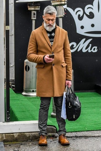Quale maglione girocollo indossare con scarpe brogue marrone scuro per un uomo di 60 anni: Scegli un maglione girocollo e jeans grigio scuro per un look raffinato per il tempo libero. Prova con un paio di scarpe brogue marrone scuro per un tocco virile.