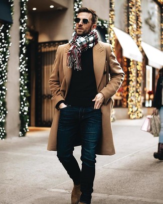 Look alla moda per uomo: Soprabito marrone chiaro, Maglione girocollo nero, Jeans blu scuro, Stivali chelsea in pelle scamosciata marroni