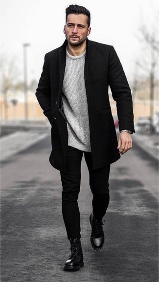 Come indossare e abbinare jeans neri con stivali casual in pelle neri per un uomo di 30 anni quando fa gelo: Opta per un soprabito nero e jeans neri per un drink dopo il lavoro. Stivali casual in pelle neri sono una buona scelta per completare il look.