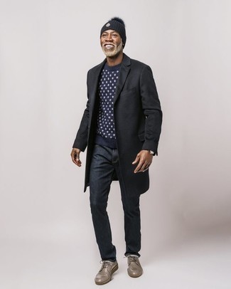 Come indossare e abbinare jeans blu per un uomo di 40 anni in modo smart-casual: Punta su un soprabito nero e jeans blu se preferisci uno stile ordinato e alla moda. Sfodera il gusto per le calzature di lusso e indossa un paio di scarpe derby in pelle grigie.