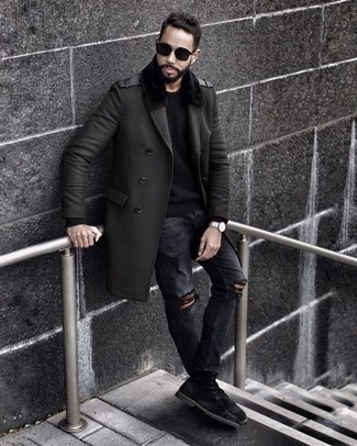 Quale maglione girocollo indossare con stivali casual neri quando fa gelo: Vestiti con un maglione girocollo e jeans strappati grigio scuro per un'atmosfera casual-cool. Scegli uno stile classico per le calzature e scegli un paio di stivali casual neri.