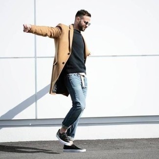 Come indossare e abbinare un soprabito con sneakers senza lacci: Distinguiti anche negli ambienti più alla moda con un soprabito e jeans azzurri. Calza un paio di sneakers senza lacci per avere un aspetto più rilassato.