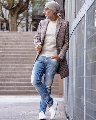 Quale jeans indossare con un maglione girocollo bianco: Opta per un maglione girocollo bianco e jeans per un look perfetto per il weekend. Sneakers basse di tela bianche sono una buona scelta per completare il look.