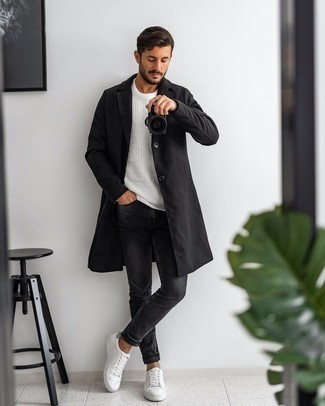 Come indossare e abbinare jeans grigio scuro in primavera 2025: Scegli un outfit composto da un soprabito nero e jeans grigio scuro se preferisci uno stile ordinato e alla moda. Prova con un paio di sneakers basse di tela bianche per avere un aspetto più rilassato. Una splendida scelta per tuo outfit primaverile!