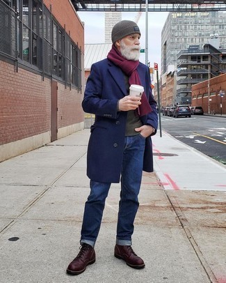 Come indossare e abbinare jeans con un soprabito per un uomo di 50 anni in inverno 2025: Vestiti con un soprabito e jeans per un abbigliamento elegante ma casual. Stivali casual in pelle bordeaux sono una buona scelta per completare il look. Un outfit stupendo per essere cool e trendy anche in questi mesi invernali.