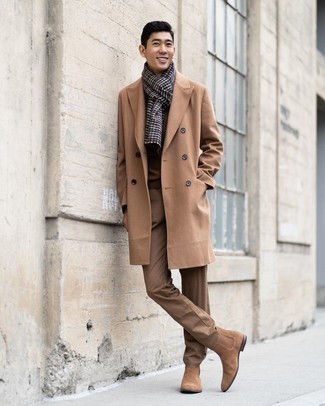 Quale stivali chelsea indossare con jeans marrone chiaro: Opta per un soprabito marrone chiaro e jeans marrone chiaro per creare un look smart casual. Prova con un paio di stivali chelsea per mettere in mostra il tuo gusto per le scarpe di alta moda.