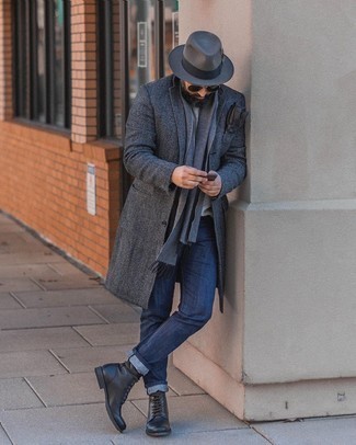 Come indossare e abbinare un soprabito grigio scuro: Indossa un soprabito grigio scuro con jeans blu scuro per un look davvero alla moda. Stivali casual in pelle neri sono una buona scelta per completare il look.