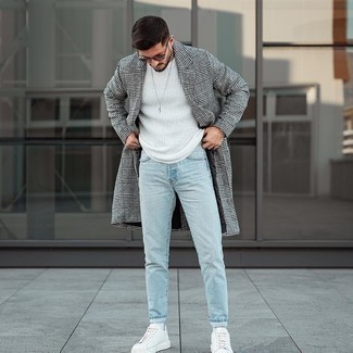 Quale soprabito indossare con jeans azzurri per un uomo di 30 anni: Coniuga un soprabito con jeans azzurri se preferisci uno stile ordinato e alla moda. Sneakers basse di tela bianche daranno una nuova dimensione a un look altrimenti classico.