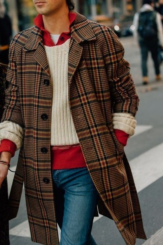 Quale soprabito indossare con un maglione girocollo beige in modo smart-casual: Metti un soprabito e un maglione girocollo beige per un look elegante ma non troppo appariscente.