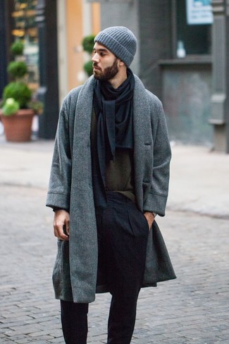Come indossare e abbinare una sciarpa nera per un uomo di 30 anni: Indossa un soprabito grigio con una sciarpa nera per un outfit rilassato ma alla moda.