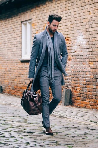 Come indossare e abbinare una sciarpa scozzese: Prova a combinare un soprabito grigio con una sciarpa scozzese per una sensazione di semplicità e spensieratezza. Scegli un paio di scarpe oxford in pelle marrone scuro per dare un tocco classico al completo.