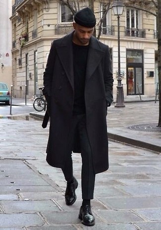 Come indossare e abbinare un maglione girocollo nero: Opta per un maglione girocollo nero e pantaloni eleganti neri per una silhouette classica e raffinata Perfeziona questo look con un paio di scarpe derby in pelle nere.
