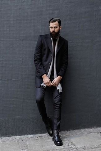 Look alla moda per uomo: Soprabito nero, Maglione girocollo bordeaux, Pantaloni eleganti neri, Stivaletti brogue in pelle neri