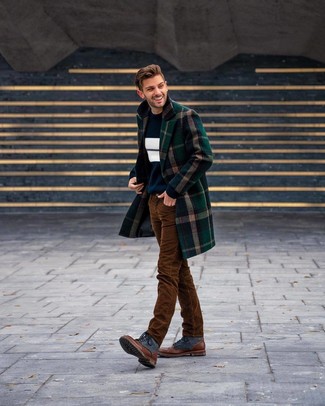 Come indossare e abbinare jeans terracotta: Mostra il tuo stile in un soprabito scozzese verde scuro con jeans terracotta per un look da sfoggiare sul lavoro. Stivali casual in pelle marroni sono una gradevolissima scelta per completare il look.