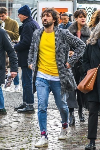 Look alla moda per uomo: Soprabito con motivo pied de poule nero e bianco, Maglione girocollo giallo, T-shirt girocollo bianca, Jeans strappati blu