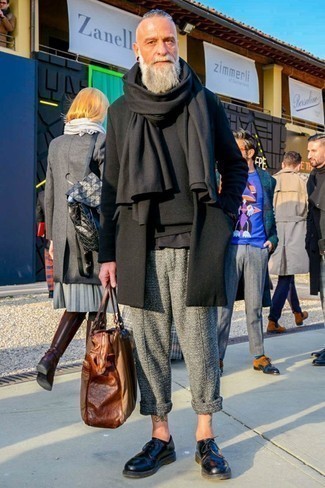 Quale chino indossare con scarpe derby nere e bianche per un uomo di 60 anni: Indossa un soprabito nero con chino per un abbigliamento elegante ma casual. Scegli uno stile classico per le calzature e scegli un paio di scarpe derby nere e bianche come calzature.