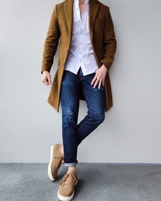 Come indossare e abbinare scarpe marrone chiaro: L'abbinamento di un soprabito marrone con jeans blu scuro è una scelta perfetta per una giornata in ufficio. Scegli un paio di sneakers basse di tela marrone chiaro come calzature per un tocco più rilassato.