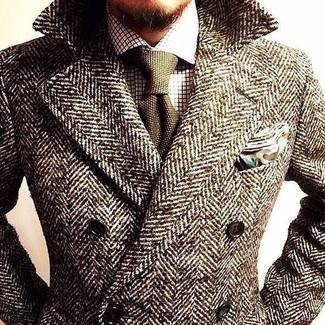 Come indossare e abbinare una cravatta di lana quando fa gelo in modo smart-casual: Potresti indossare un soprabito a spina di pesce marrone e una cravatta di lana per un look elegante e alla moda.