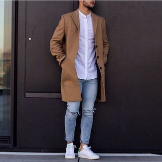 Quale jeans indossare con un cappotto marrone quando fa caldo in modo casual: Coniuga un cappotto marrone con jeans per affrontare con facilità la tua giornata. Abbellisci questo completo con un paio di sneakers basse in pelle bianche.