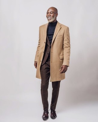 Moda uomo anni 40 quando fa freddo: Punta su un soprabito marrone chiaro e un abito marrone per un look elegante e di classe. Scarpe oxford in pelle bordeaux sono una buona scelta per completare il look.