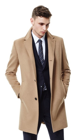 Come indossare e abbinare una cravatta grigia quando fa gelo in modo formale: Scegli un outfit composto da un soprabito marrone chiaro e una cravatta grigia come un vero gentiluomo.