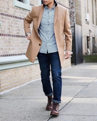 Quale jeans indossare con un soprabito marrone chiaro in modo smart-casual: Mostra il tuo stile in un soprabito marrone chiaro con jeans per un look da sfoggiare sul lavoro. Stivali casual in pelle marrone scuro sono una splendida scelta per completare il look.