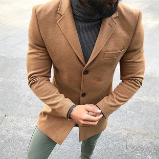 Quale dolcevita indossare con un soprabito beige per un uomo di 30 anni in modo smart-casual: Scegli un soprabito beige e un dolcevita per un look davvero alla moda.