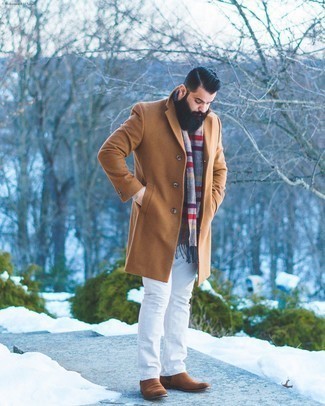 Trend da uomo 2024 quando fa gelo in modo smart-casual: Scegli un soprabito marrone chiaro e jeans bianchi per un look da sfoggiare sul lavoro. Prova con un paio di stivali chelsea in pelle scamosciata marroni per un tocco virile.