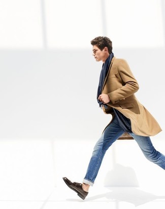 Quale jeans indossare con un soprabito marrone chiaro in modo smart-casual: Prova ad abbinare un soprabito marrone chiaro con jeans, perfetto per il lavoro. Scegli uno stile classico per le calzature e scegli un paio di scarpe brogue in pelle marrone scuro.