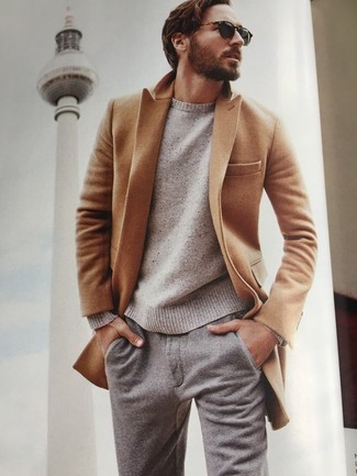 Quale soprabito indossare con un maglione girocollo marrone chiaro per un uomo di 30 anni quando fa gelo: Opta per un soprabito e un maglione girocollo marrone chiaro, perfetto per il lavoro.