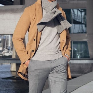 Come indossare e abbinare una sciarpa grigia in autunno 2024: Per un outfit della massima comodità, abbina un soprabito marrone chiaro con una sciarpa grigia. Questo, ovviamente, è l'outfit must have per l’autunno.