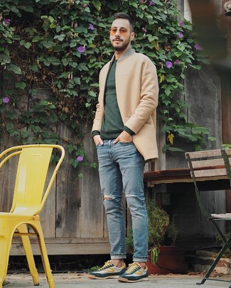 Look alla moda per uomo: Soprabito marrone chiaro, Maglione girocollo verde scuro, Jeans strappati azzurri, Sneakers basse verde scuro